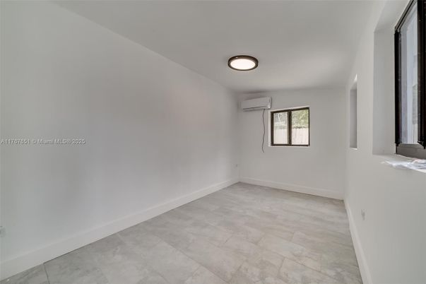 Empty room, Interior