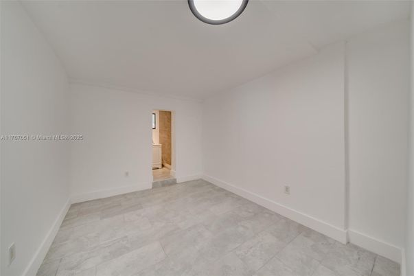 Empty room, Interior