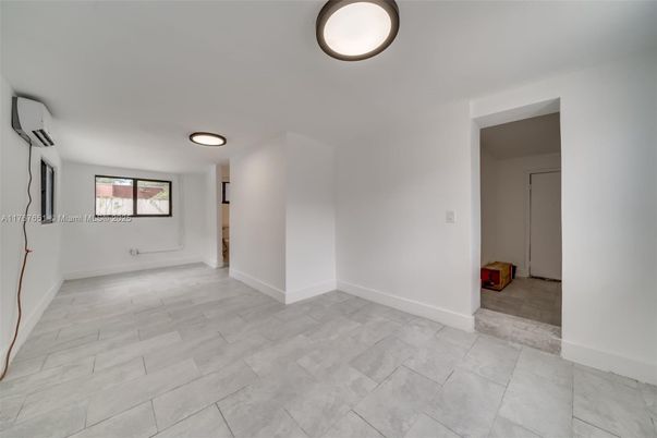 Empty room, Interior