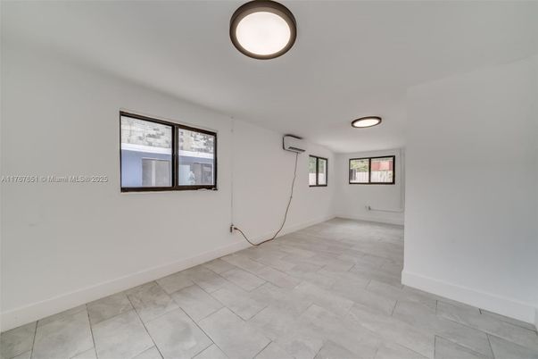 Empty room, Interior