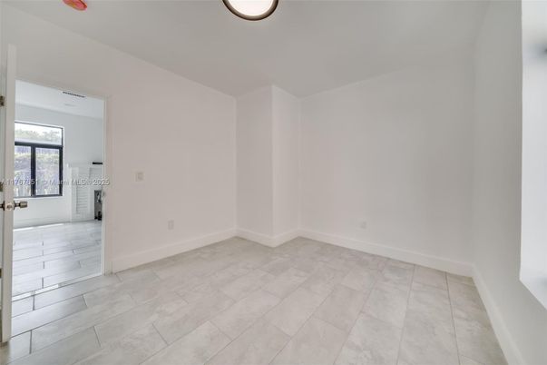 Empty room, Interior