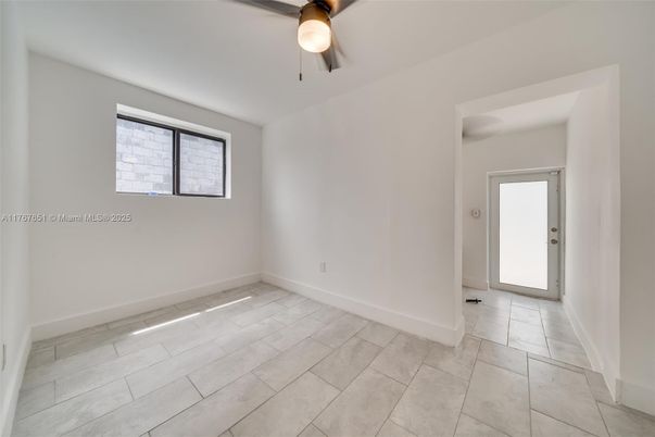Empty room, Interior