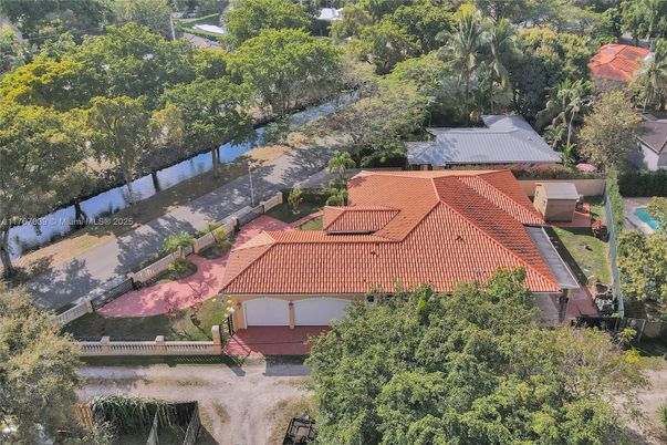 Exterior, Drone