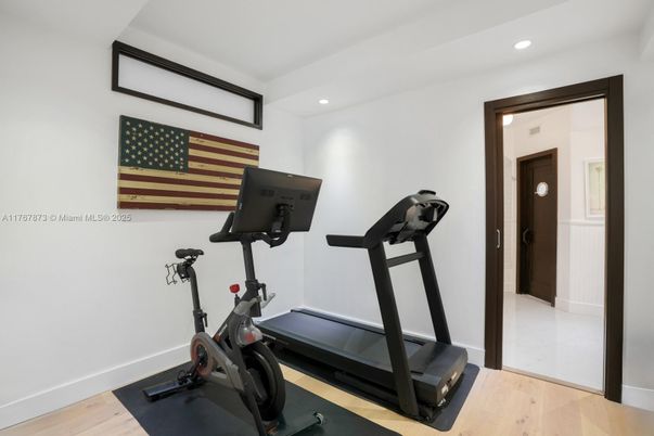 Fitness Equipment, Interior, Recessed Lighting, Wood Texture Flooring