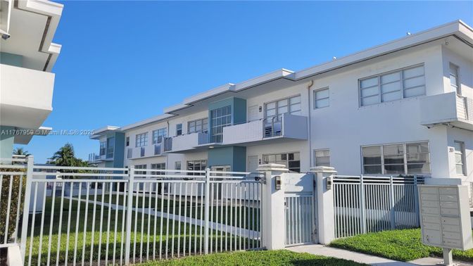 Exterior, Facade, Modern