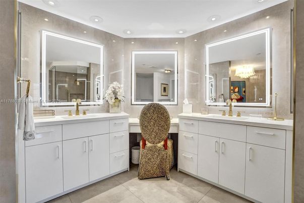 Bathroom, Dual Sink Vanities, Interior, Recessed Lighting