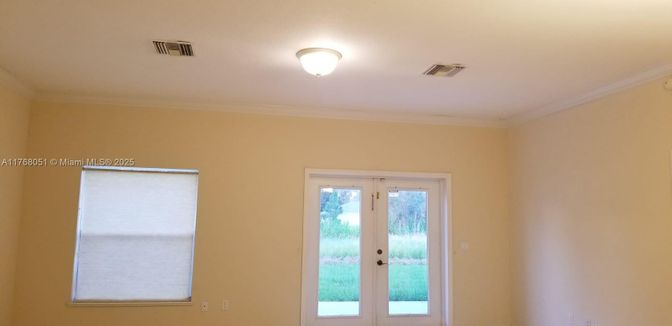 Empty room, Interior