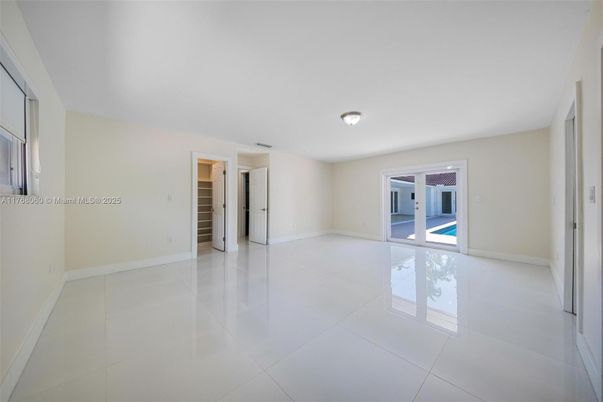 Empty room, Interior
