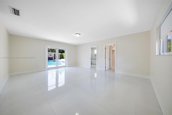 Empty room, Interior