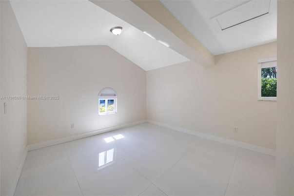 Empty room, Interior