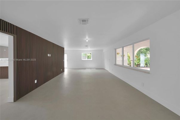 Empty room, Interior