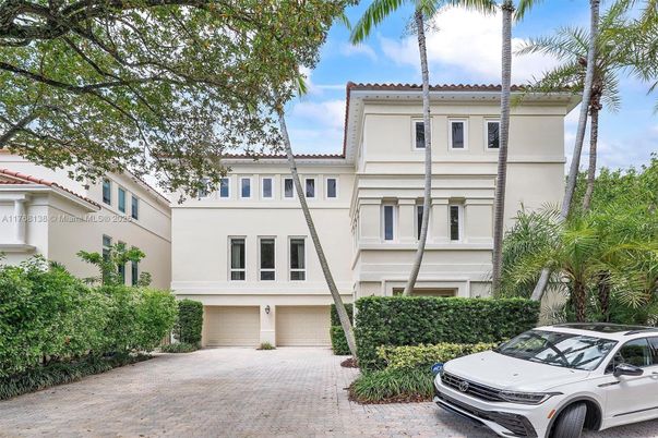 Attached, Exterior, Facade, Mediterranean
