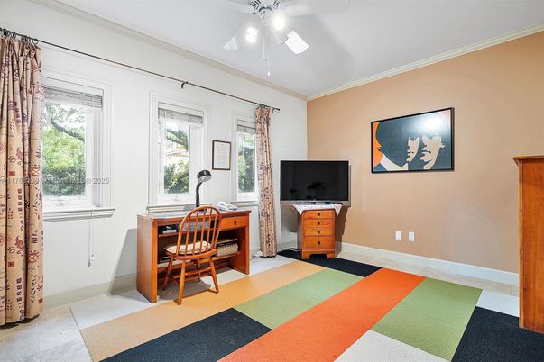 Home Office, Interior