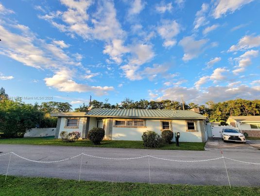 Exterior, Facade, Ranch