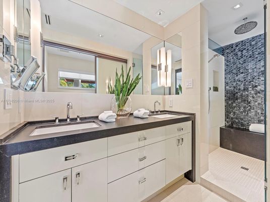Bathroom, Dual Sink Vanities, Interior, Recessed Lighting