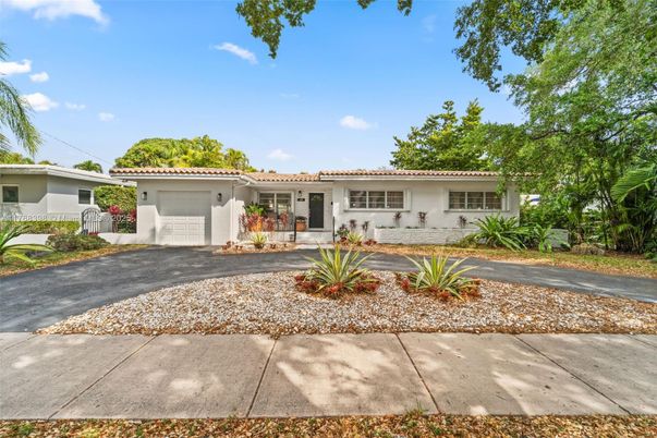 Attached, Exterior, Facade, Ranch