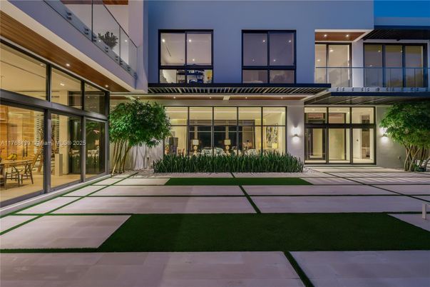 Exterior, Facade, Modern