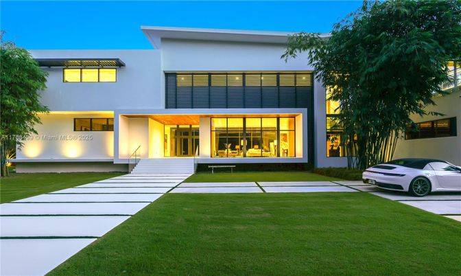 Backyard, Exterior, Facade, Modern
