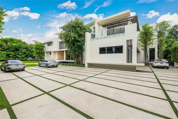 Exterior, Facade, Modern