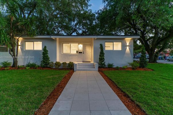 Backyard, Exterior, Facade, Ranch