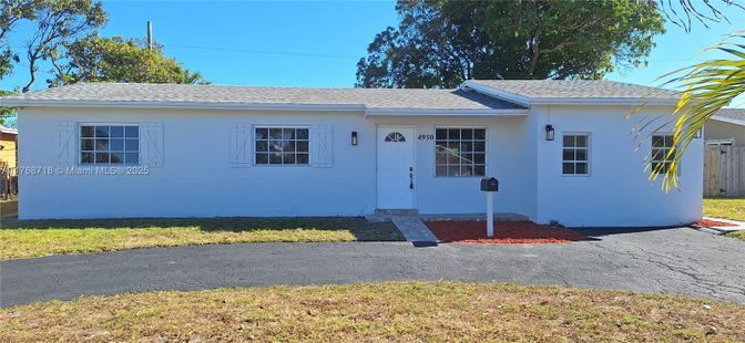 Exterior, Facade, Ranch