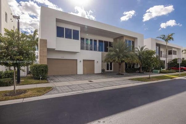 Attached, Exterior, Facade, Modern