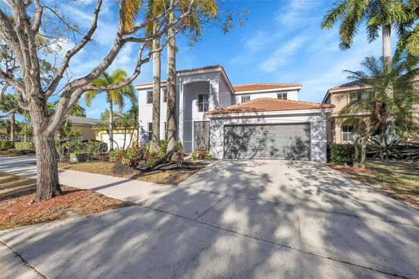 Attached, Exterior, Facade, Mediterranean