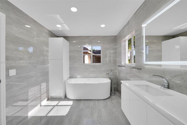 Bathroom, Dual Sink Vanities, Free Standing Baths, Interior, Recessed Lighting