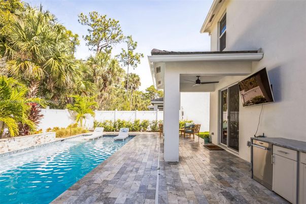 Exterior, Pool