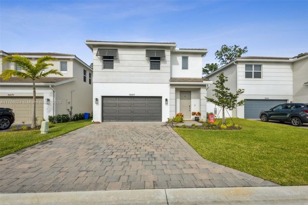 Attached, Exterior, Facade, Mediterranean