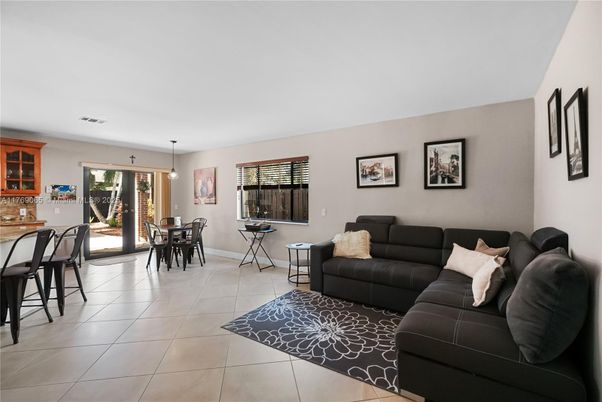 Dining room, Interior, Living room, Pendant Lights