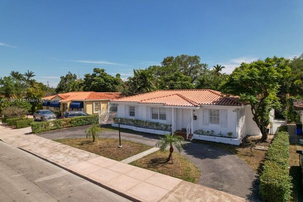 Exterior, Facade, Mediterranean