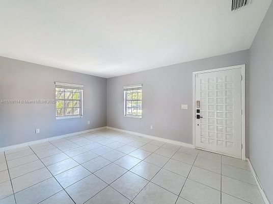 Empty room, Interior