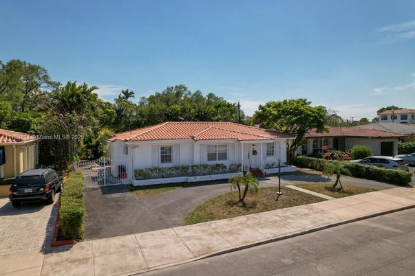 Exterior, Facade, Mediterranean