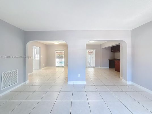 Empty room, Interior