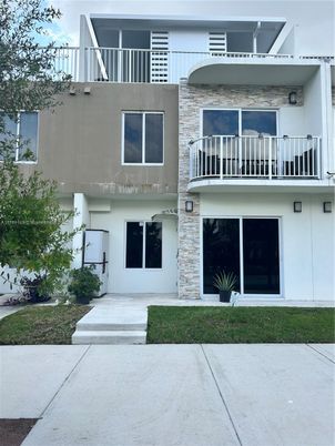Exterior, Facade, Modern