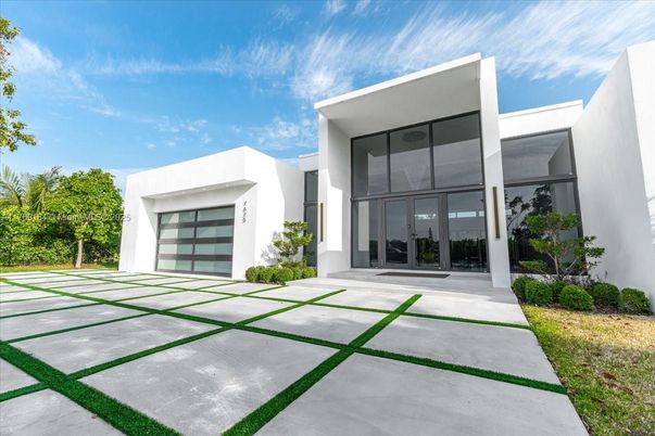 Attached, Backyard, Exterior, Facade, Modern
