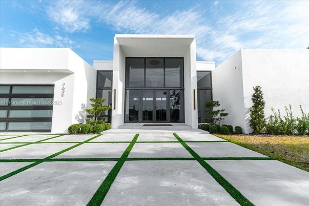 Exterior, Facade, Modern