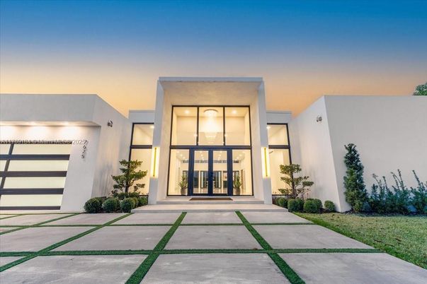 Attached, Exterior, Facade, Modern