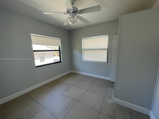 Empty room, Interior