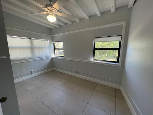 Empty room, Interior