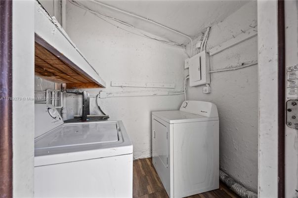 Interior, Utility Closets, Washer, Wood Texture Flooring