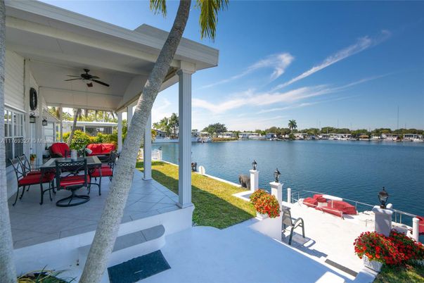 Exterior, Lake