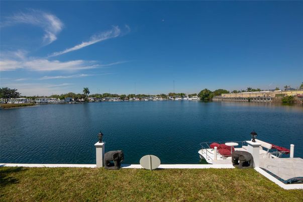 Exterior, Lake