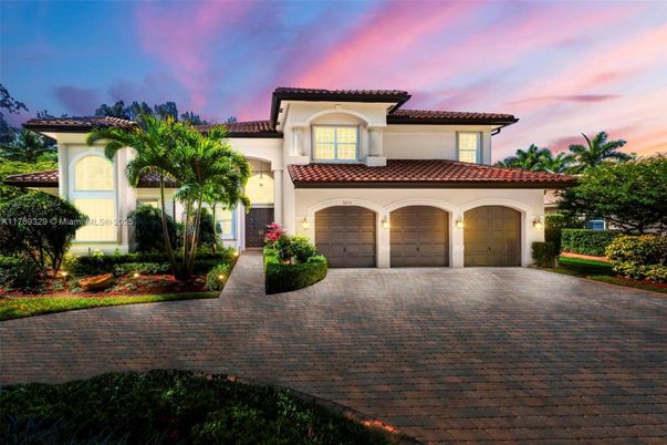 Attached, Exterior, Facade, Mediterranean