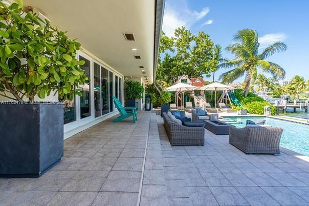 Exterior, Playground, Pool