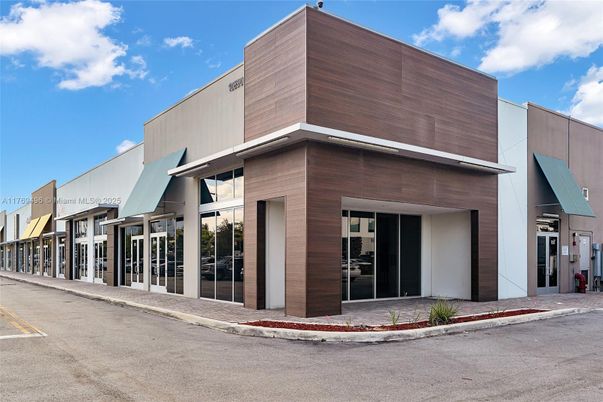 Exterior, Facade, Modern