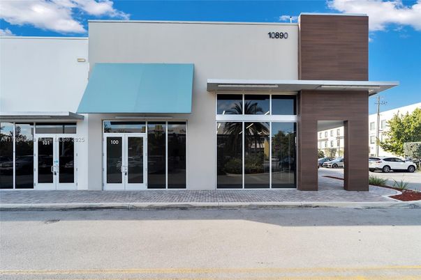 Exterior, Facade, Modern