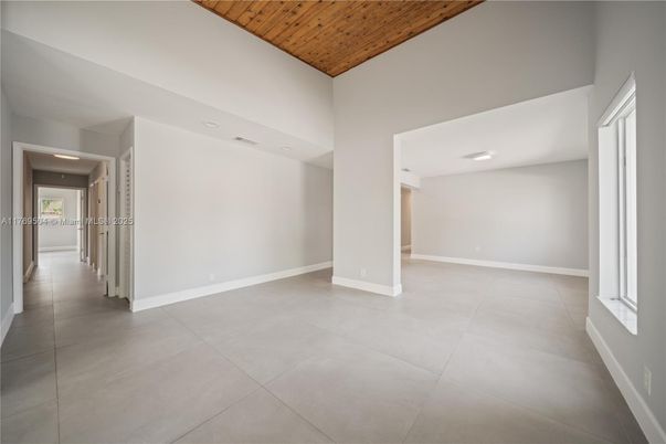 Empty room, Interior, Wooden Ceilings