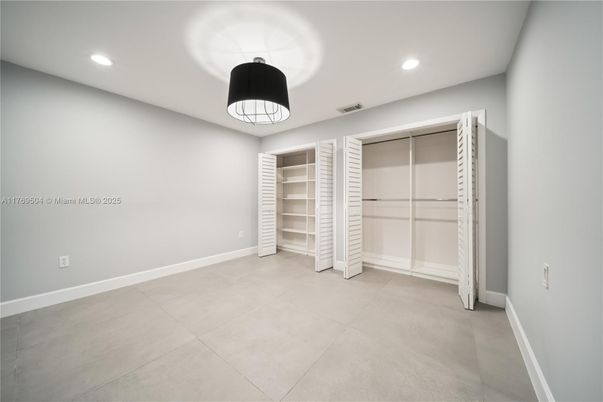 Empty room, Interior, Recessed Lighting